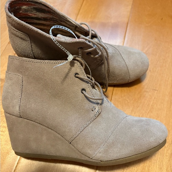 Toms  lace up ankle booties boots tan suede sz 10W new - Picture 1 of 6